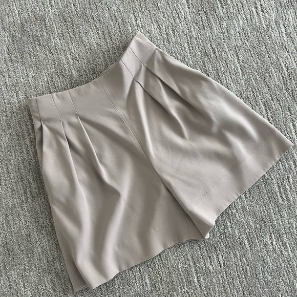 High rise pleated shorts Aritzia - Picture 2 of 6